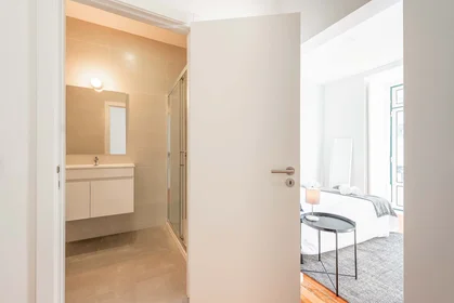 Habitación privada en Escadinhas da Saúde 6, Lisbon. Portugal, imagen 4 de 6