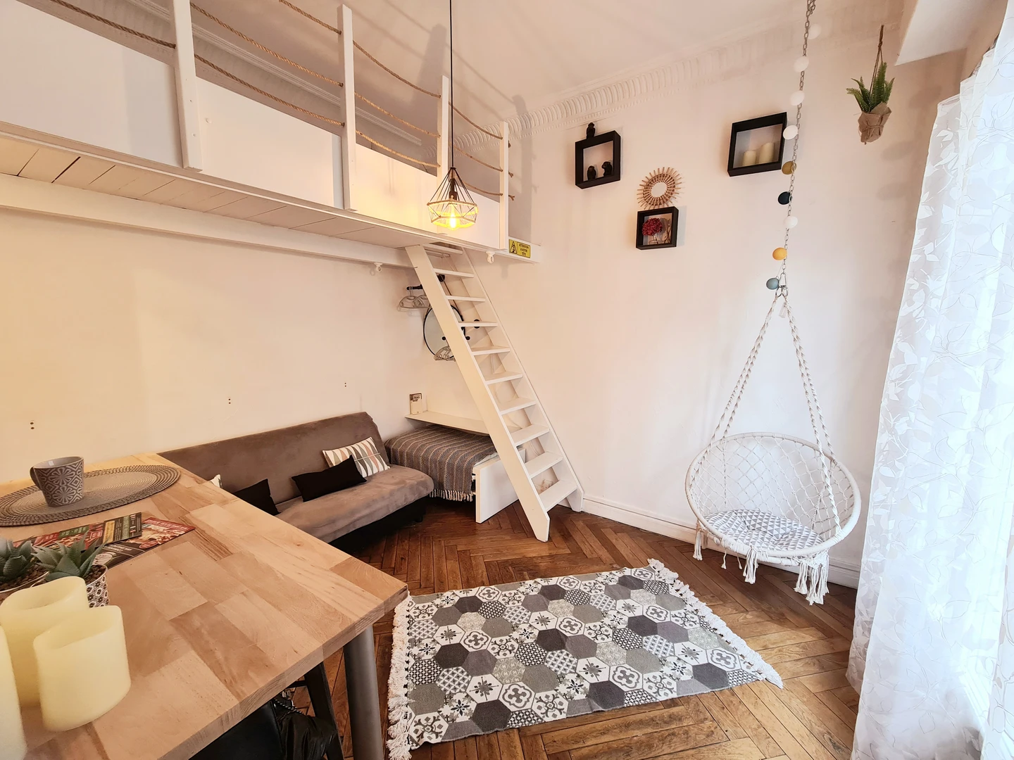Very bright studio for rent in Nice