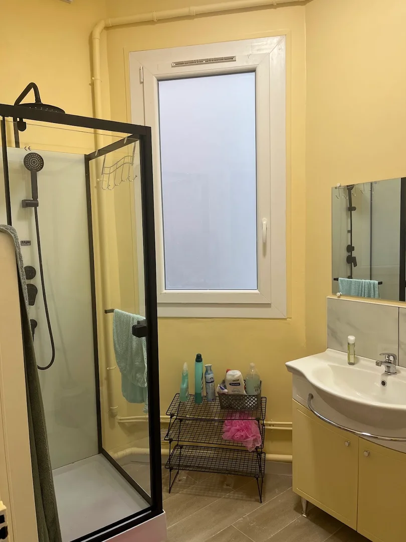 Economical student room with convenient location in 