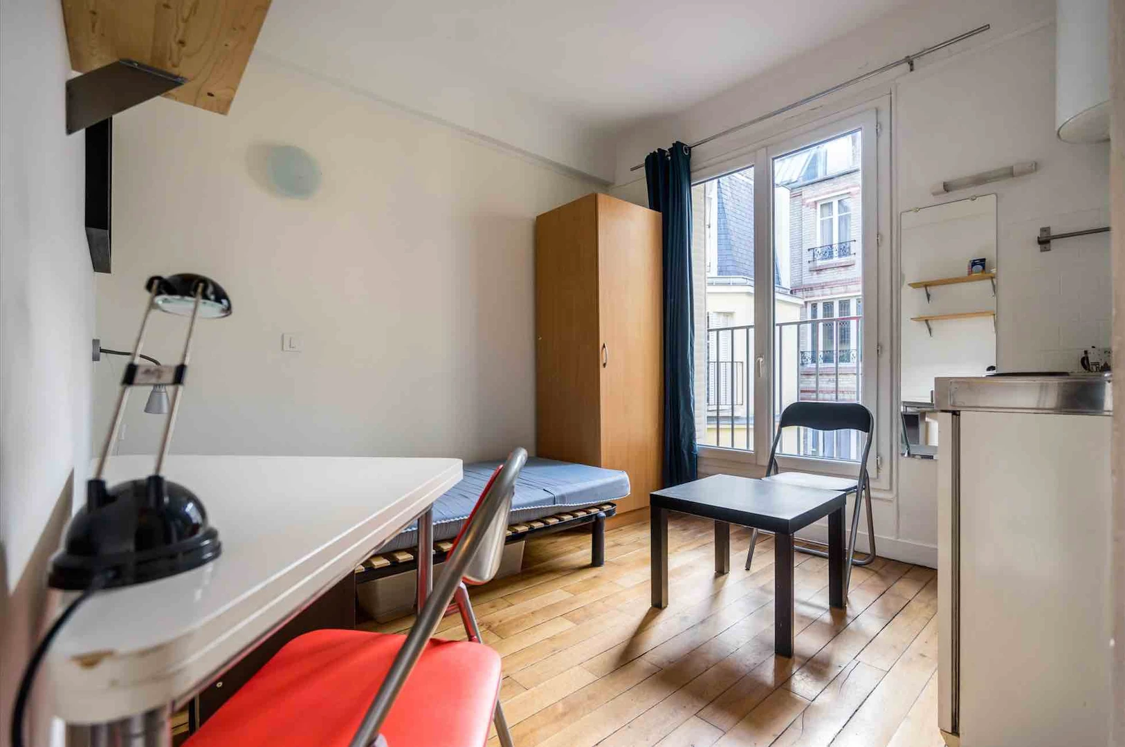Very bright studio for rent in Paris