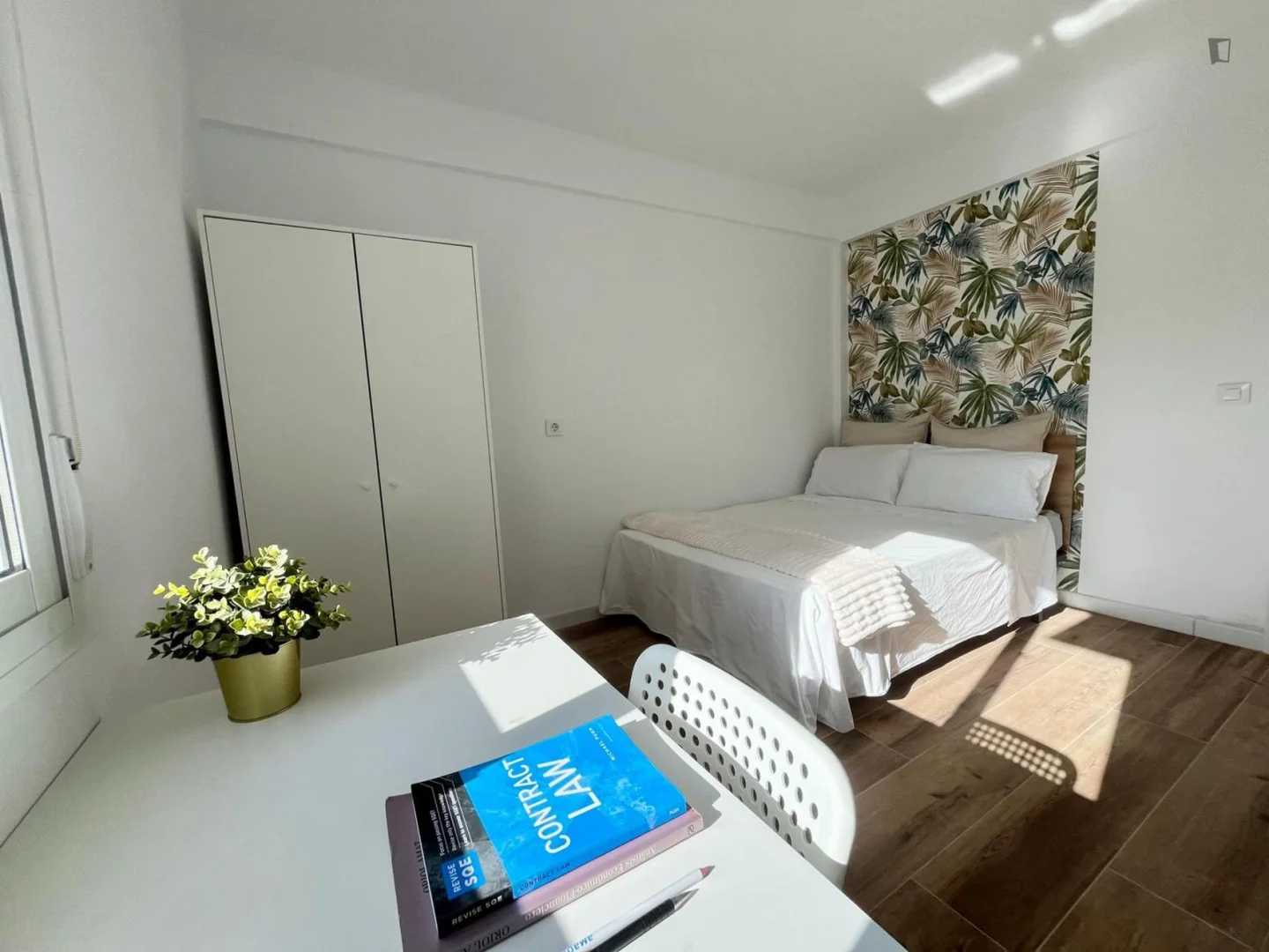Functional student room perfect for studying in 