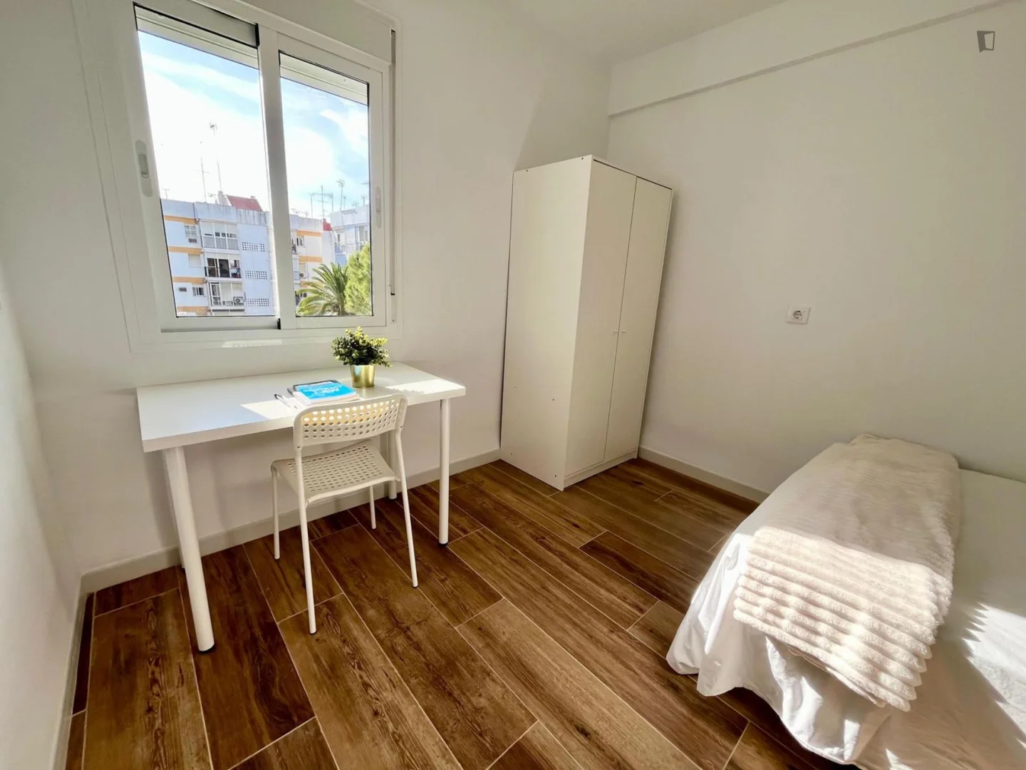 Comfortable and spacious student room in 