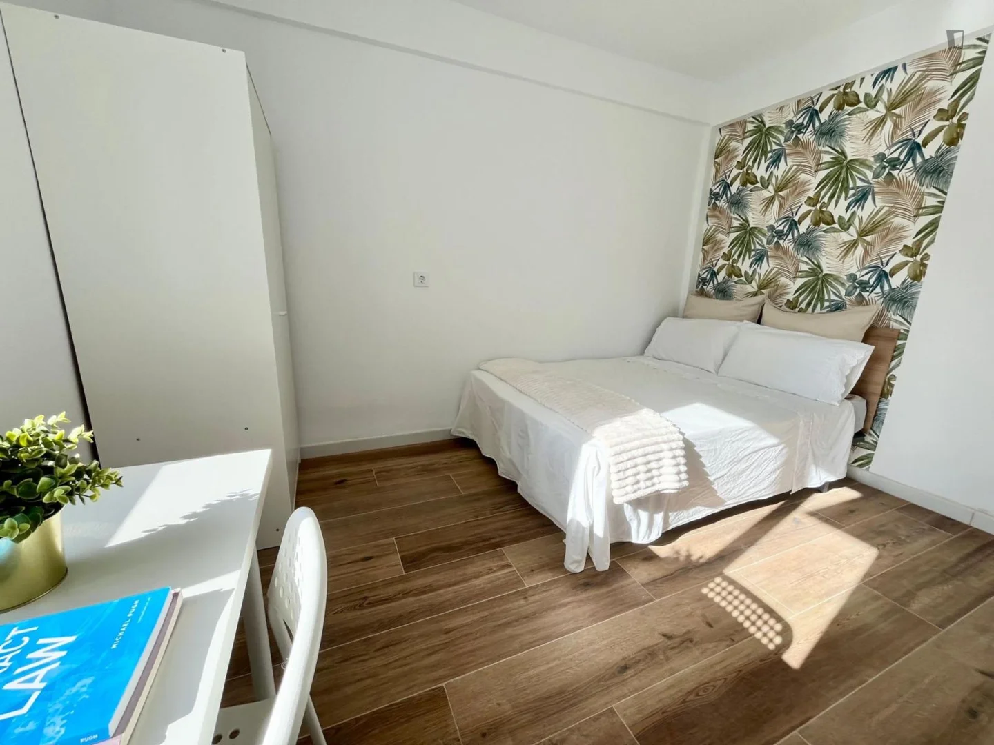 Room for rent in student apartment in , fully furnished