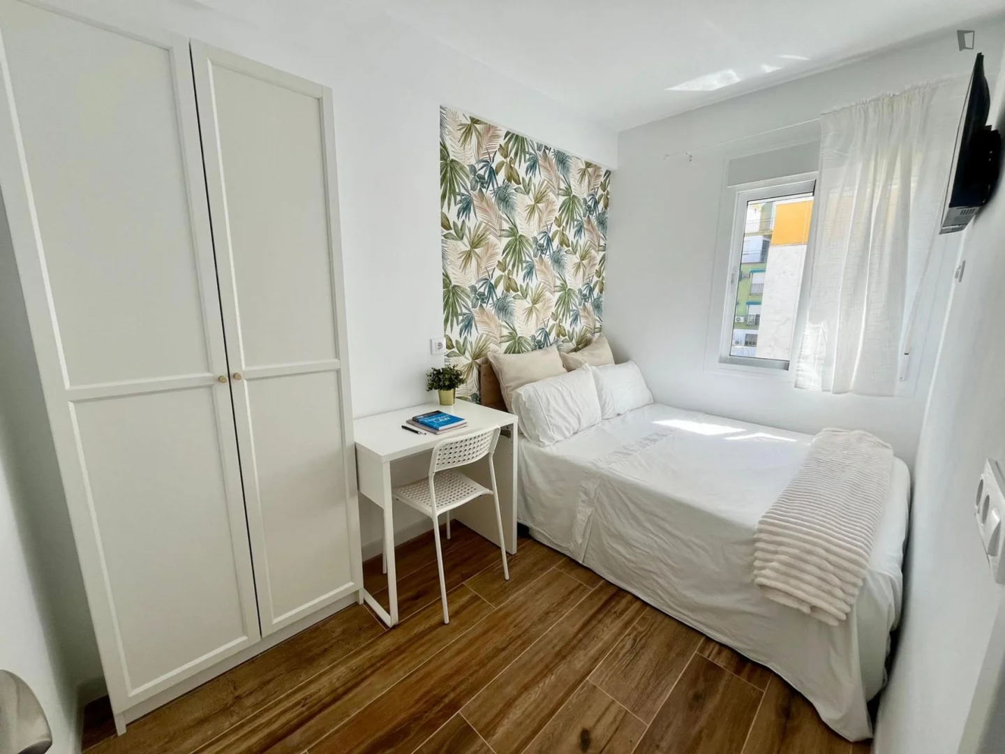 Affordable room for students with ample lighting in 