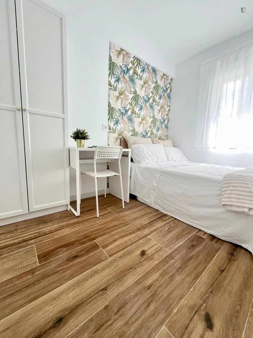 Bright and airy student room with easy university access in 
