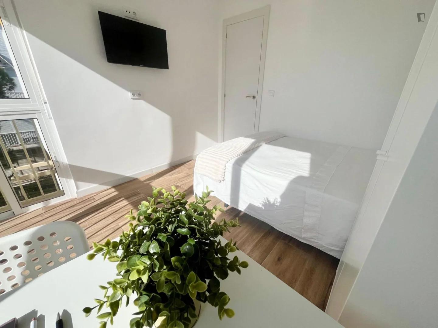 Room for rent in student apartment in , fully furnished