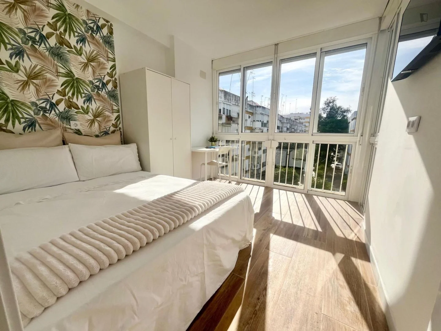 Room for rent in student apartment in , fully furnished