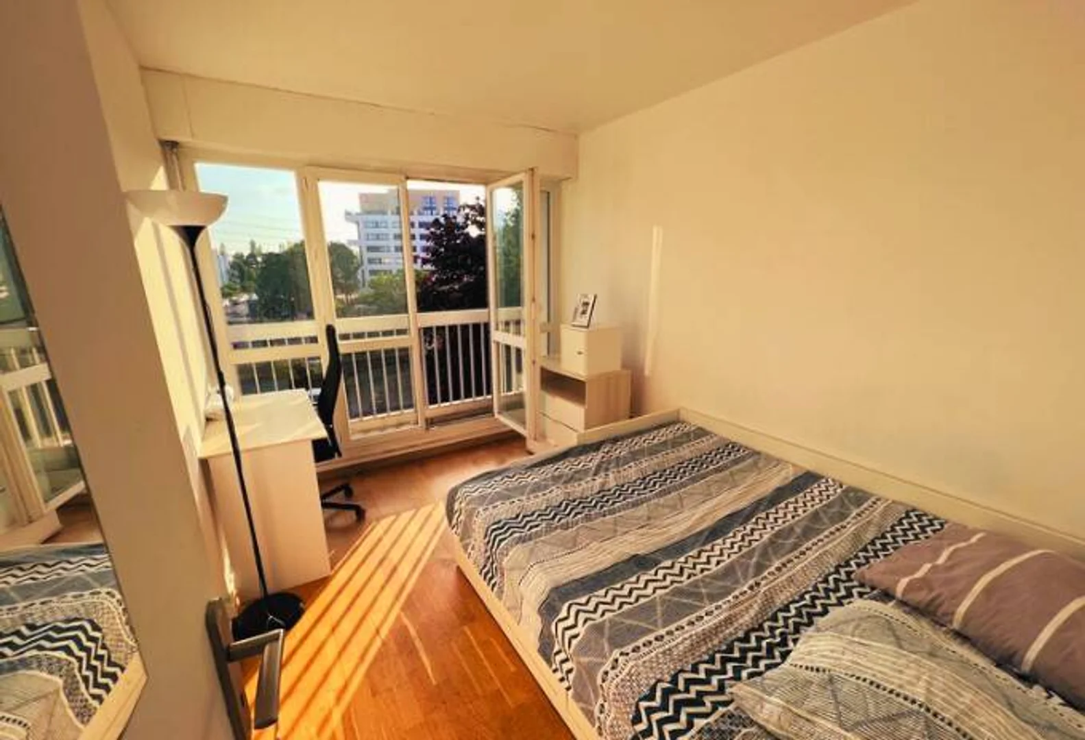 Quarto de estudante luminoso e arejado com acesso fácil à universidade em 