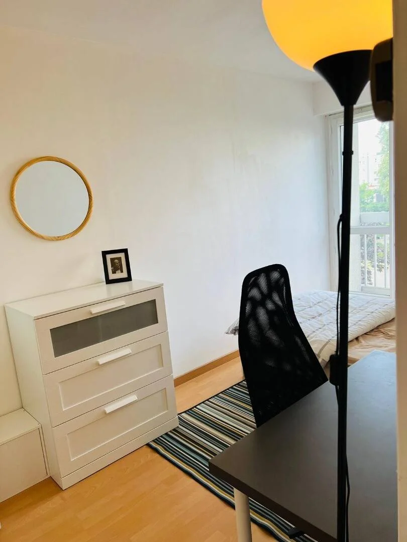 Quarto de estudante em  com área de estudo e instalações partilhadas