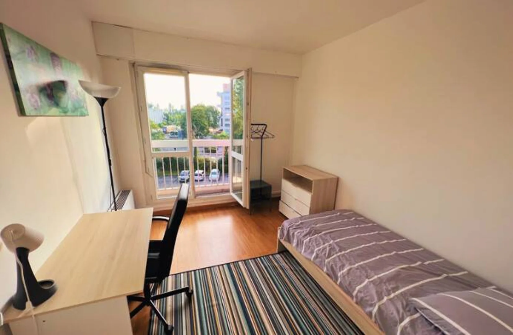 Quarto de estudante confortável e espaçoso em 