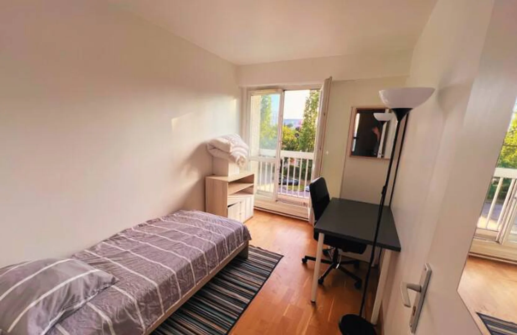 Quarto acessível para estudantes com iluminação ampla em 