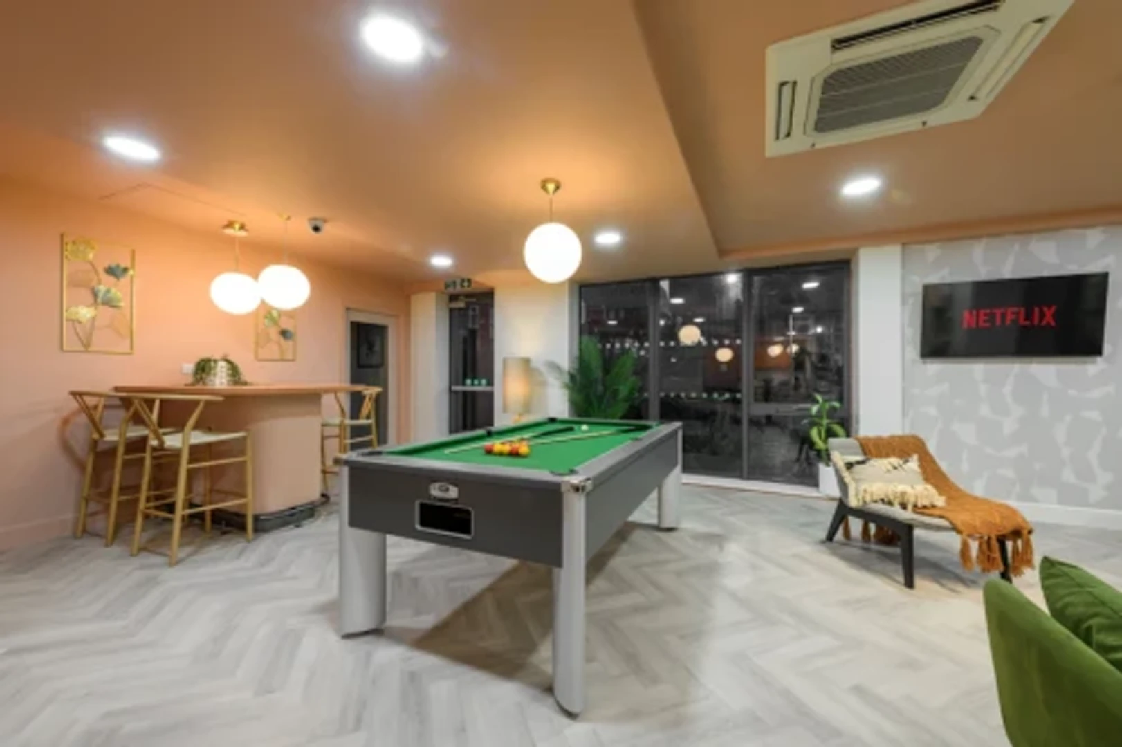 Habitación estudiantil luminosa y aireada con fácil acceso a la universidad en 