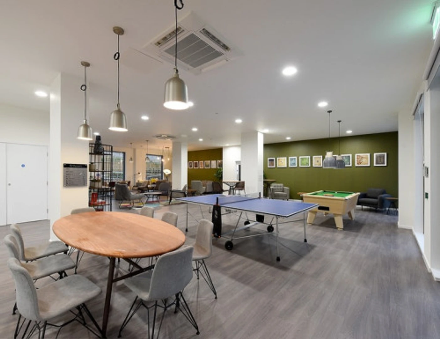 Functional student room perfect for studying in 