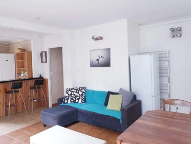 Zimmer mit Doppelbett zu vermieten {area}