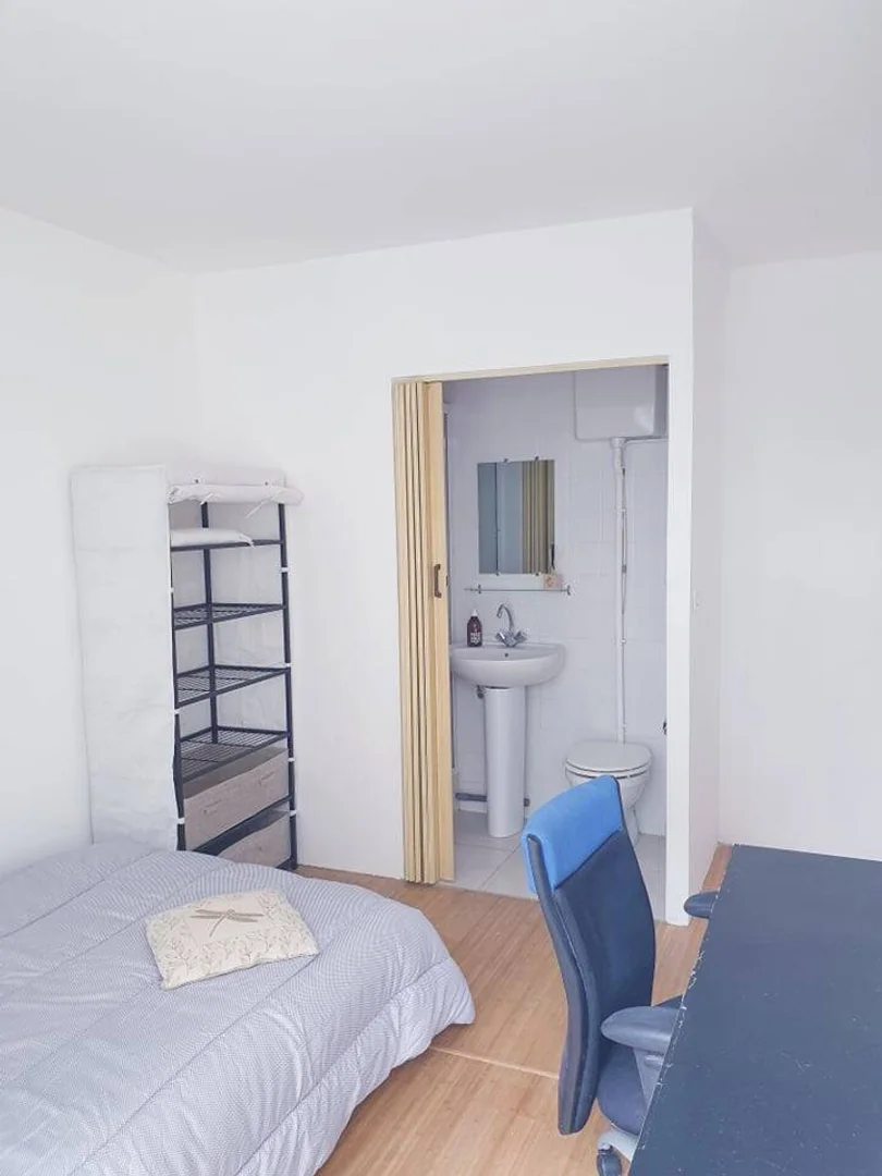 Helles und luftiges Studentenzimmer mit einfachem Zugang zur Universität in 