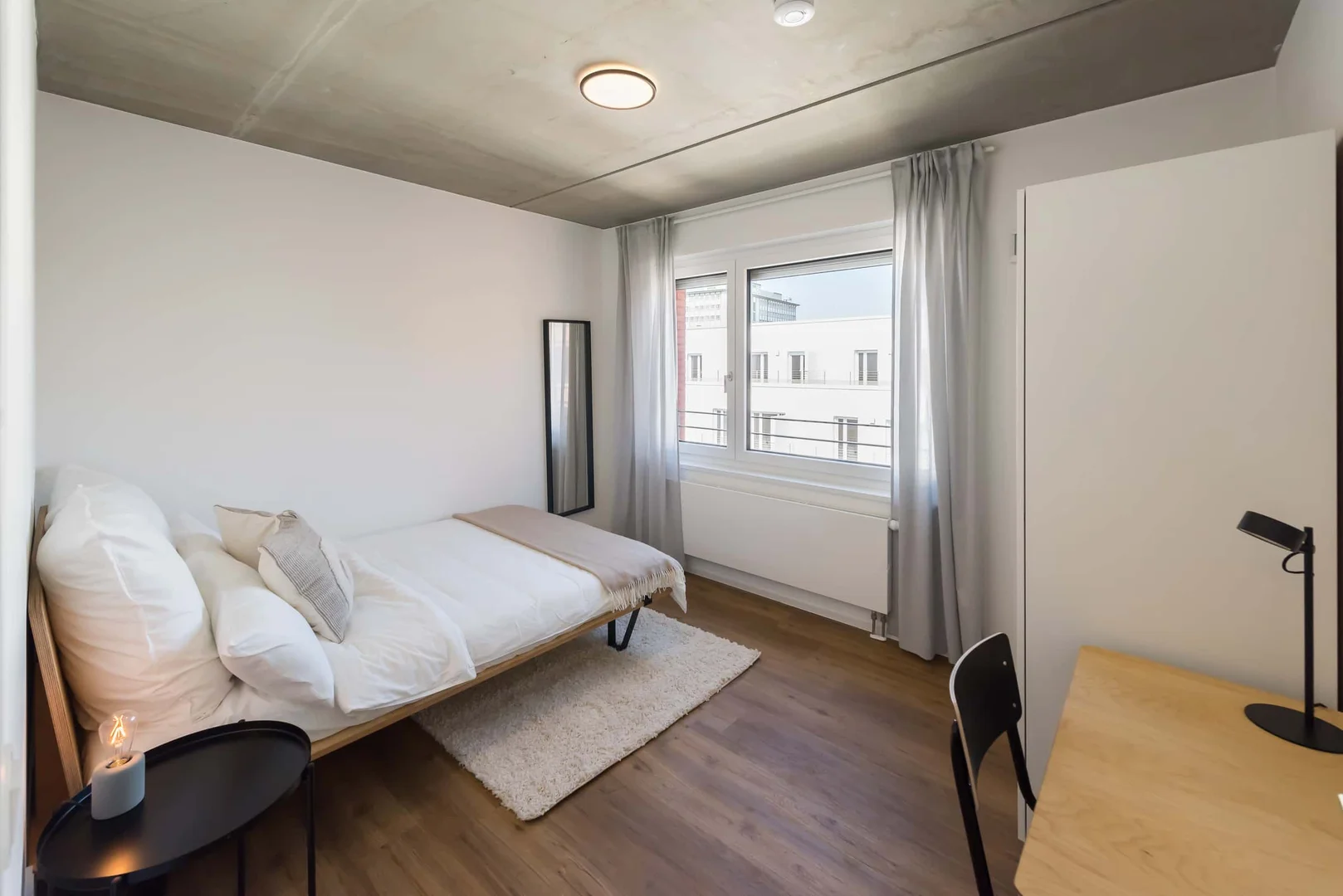 Quarto acessível para estudantes com iluminação ampla em 
