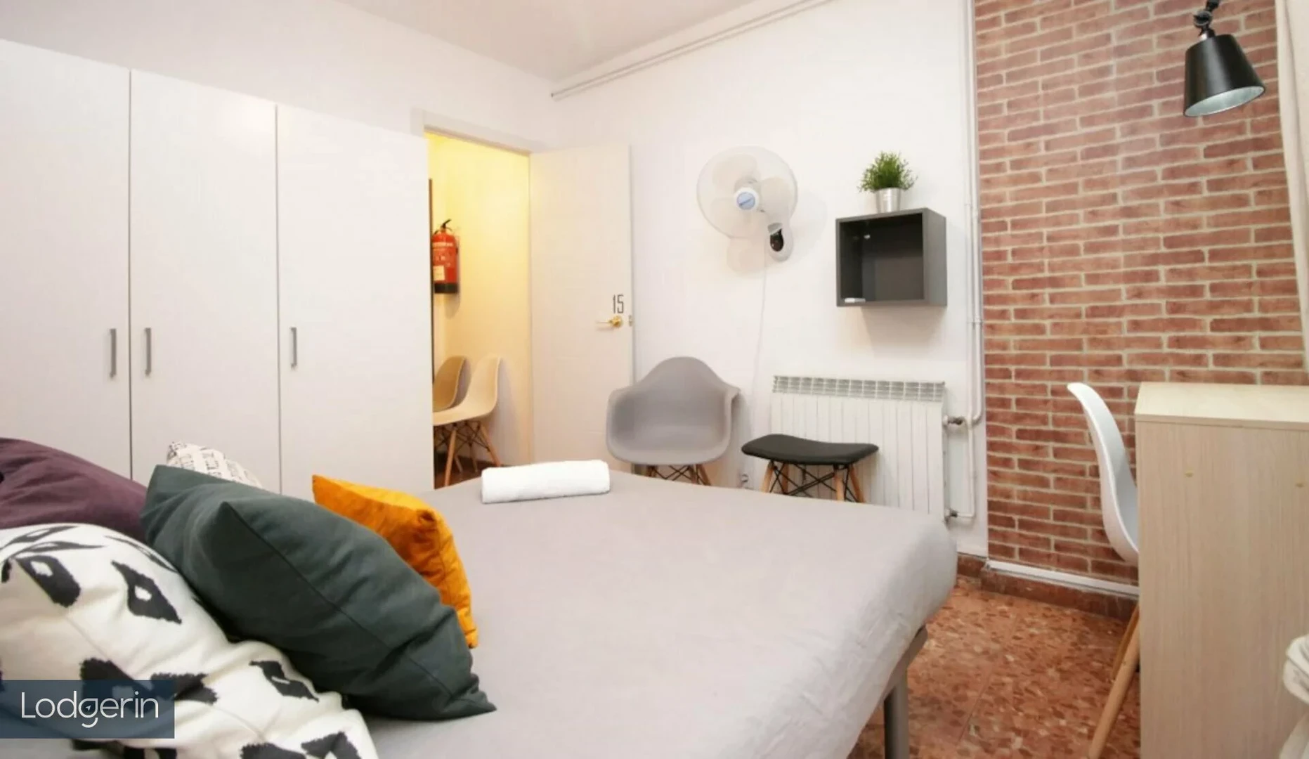 Habitación compartida con escritorio en Barcelona