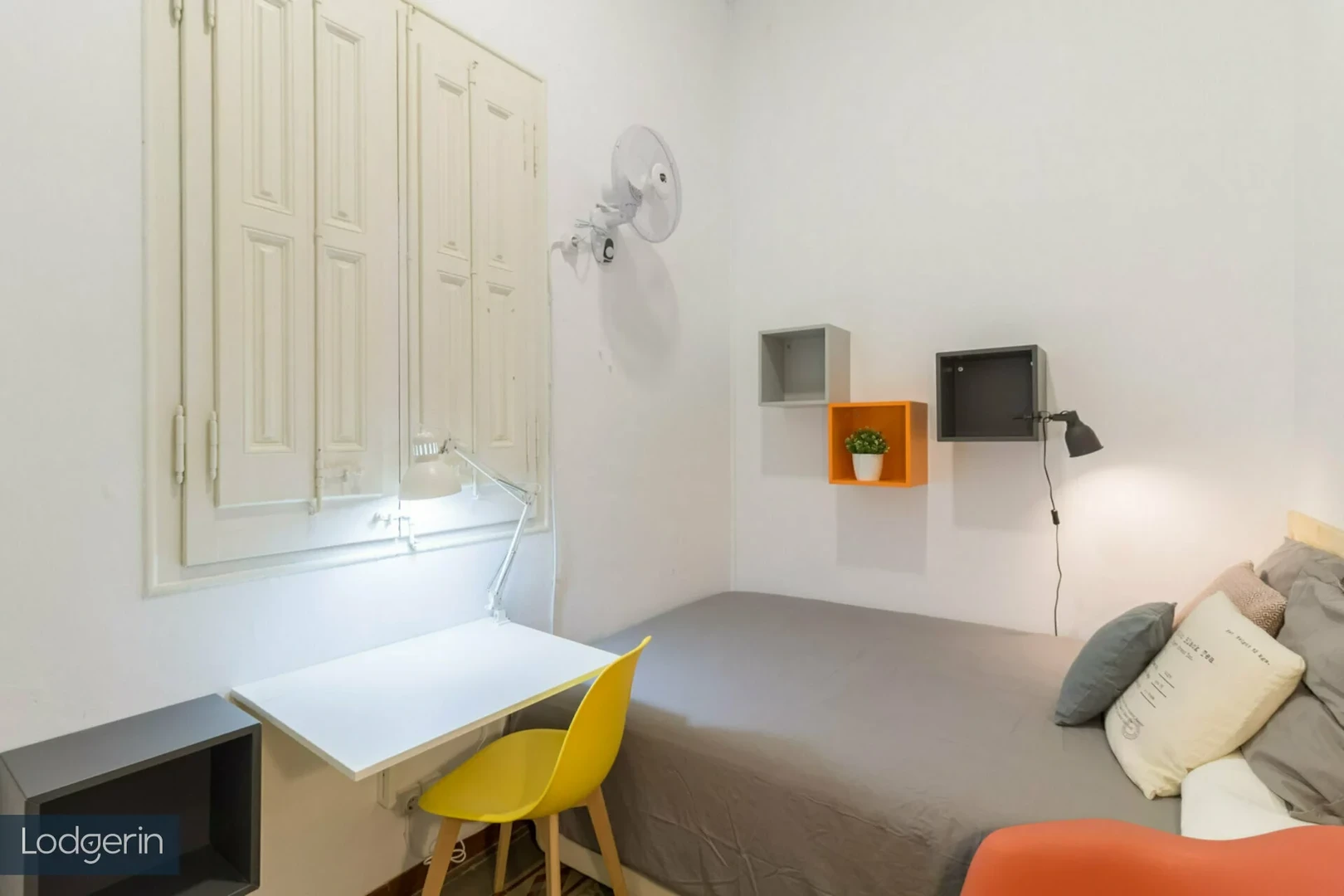Barcelona de başka bir öğrenci ile paylaşılan oda