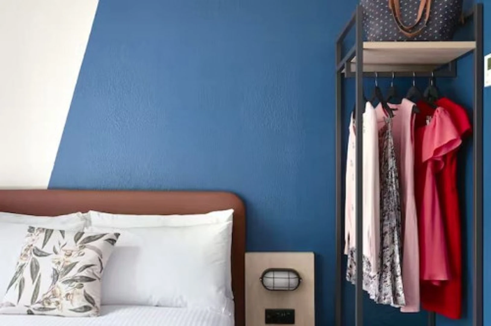 Studentenzimmer in  mit Arbeitsbereich und Gemeinschaftseinrichtungen