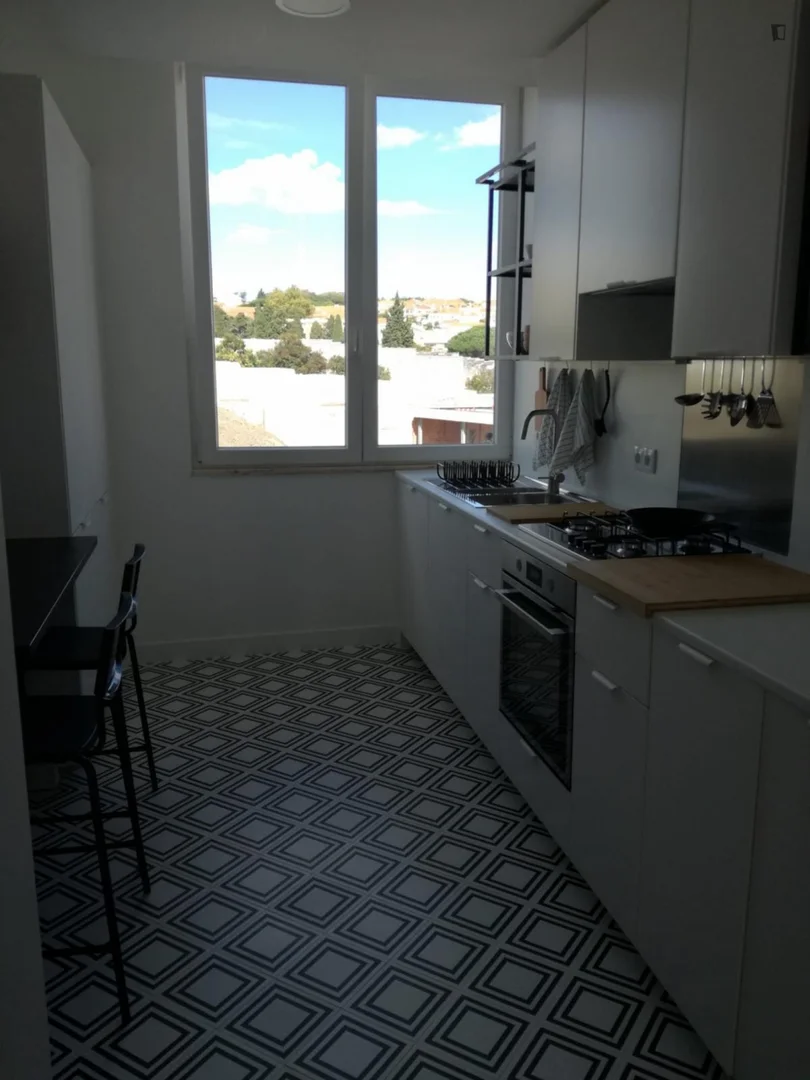 Habitación estudiantil funcional perfecta para estudiar en 