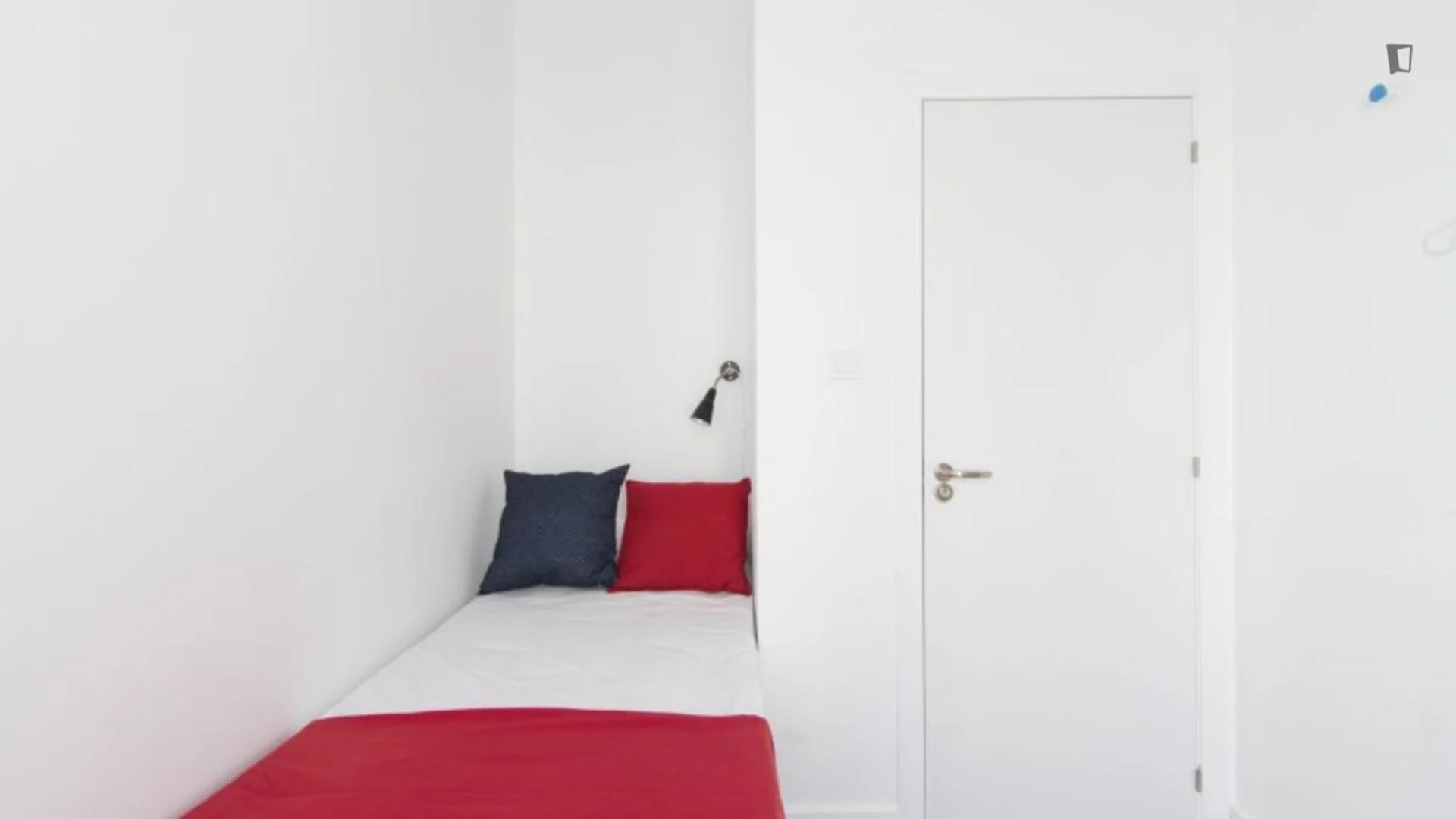 Chambre d'étudiant lumineuse et aérée avec accès facile à l'université dans 