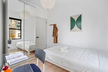 Quarto privado em Peaceful ROOM at The Maison on Edgecombe: Washington Heights New York 10032, imagem 1 de 10