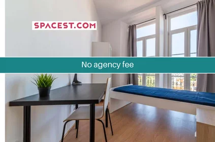 {area} de çift kişilik yataklı kiralık oda