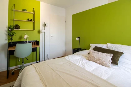 Renting rooms by the month in Saint-denis