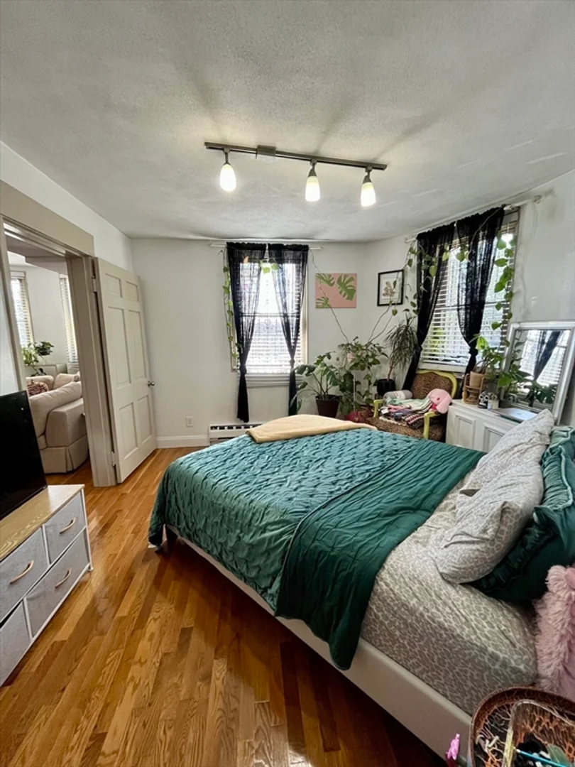 1693, Commonwealth Ave., Unit B, Brighton, Boston, MA, 02135