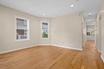 Gesamte Unterkunft im Wohnheim in der 5, Dawes St., Unit 3, Dorchester, Boston, MA, 02125, bild 1 von 16