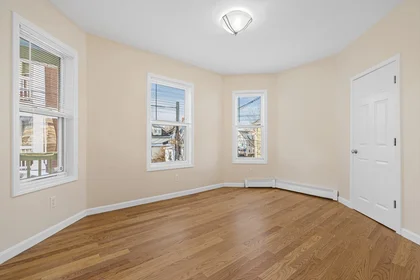 Gesamte Unterkunft im Wohnheim in der 5, Dawes St., Unit 3, Dorchester, Boston, MA, 02125, bild 2 von 16