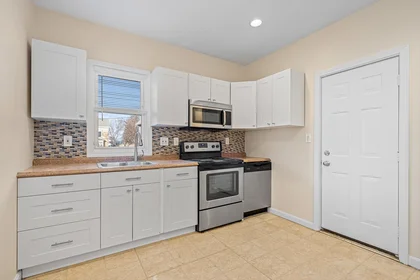 Gesamte Unterkunft im Wohnheim in der 5, Dawes St., Unit 3, Dorchester, Boston, MA, 02125, bild 10 von 16