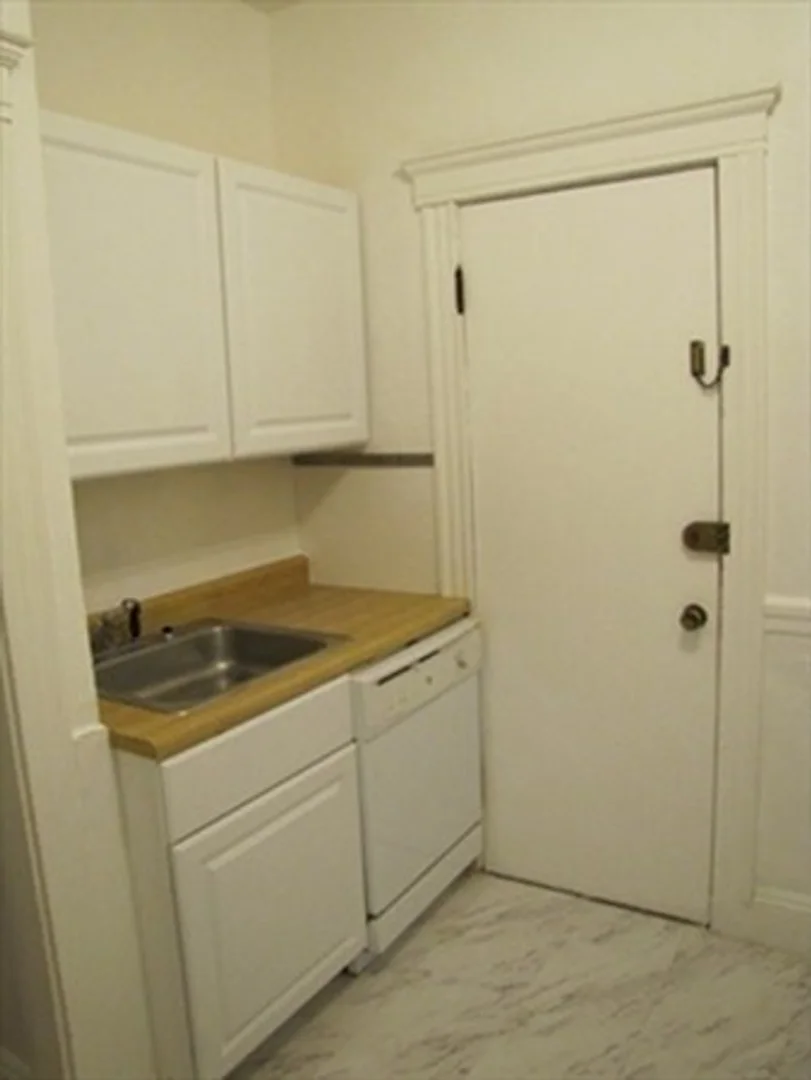 21, Shepard St., Unit 1, Harvard Square, Cambridge, MA, 02138