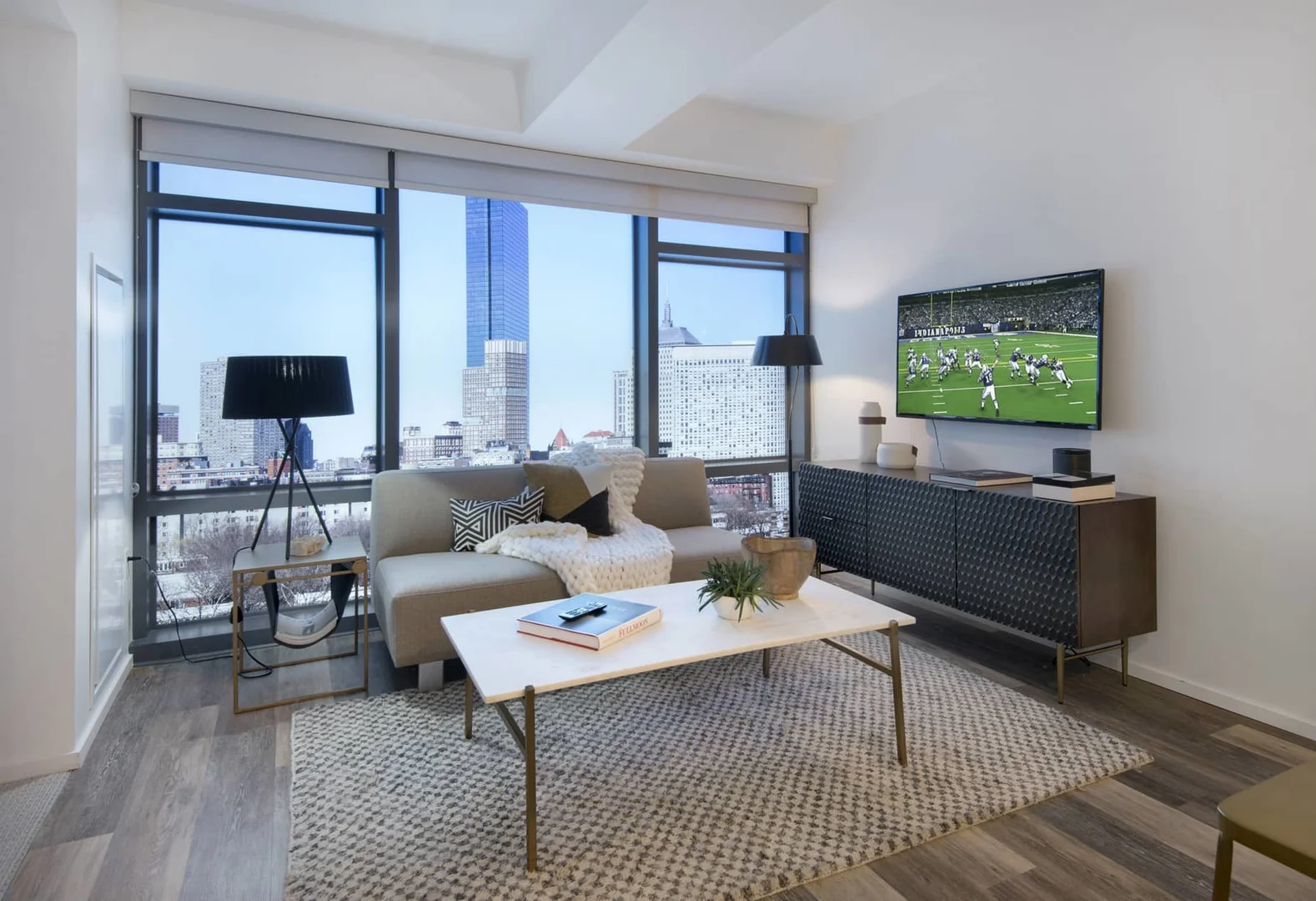 'de etkili düzene sahip minimalist öğrenci stüdyosu