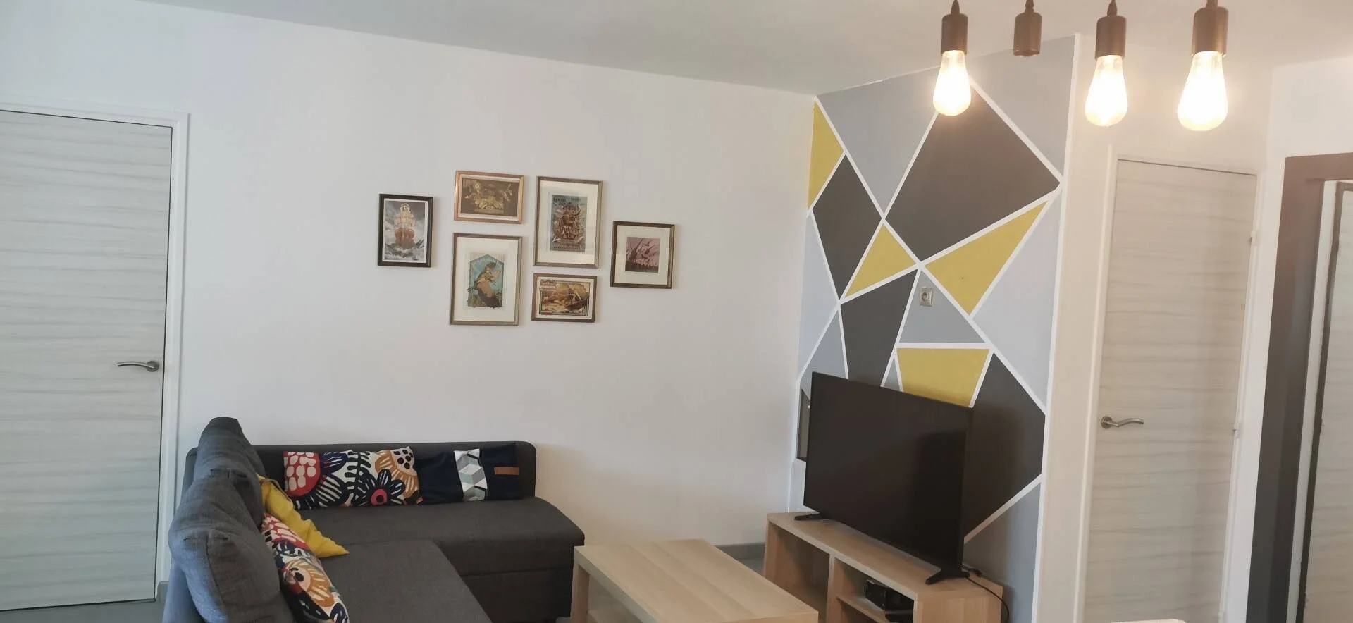 Quarto acessível para estudantes com iluminação ampla em 