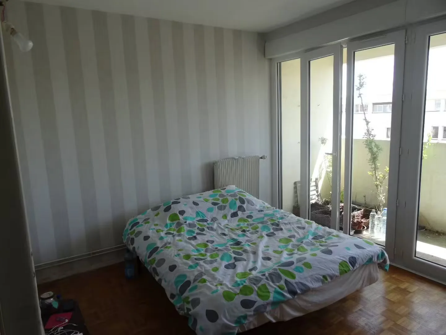 Chambre d'étudiant à  avec espace d'étude et installations communes