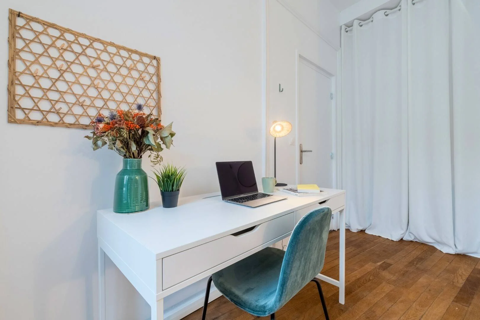 Quarto de estudante em  com área de estudo e instalações partilhadas