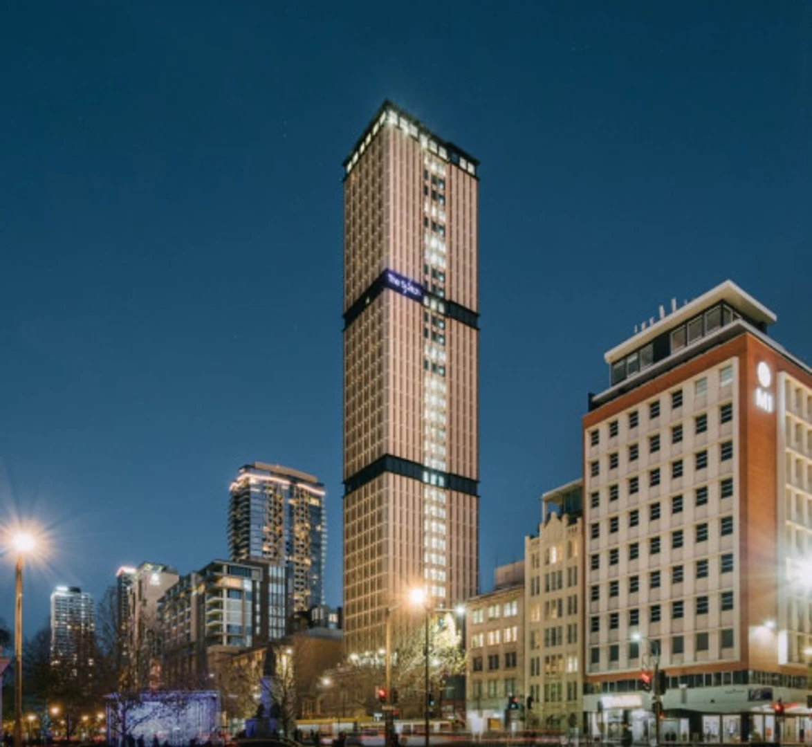 'da çalışma alanı ve ortak tesisler bulunan öğrenci odası