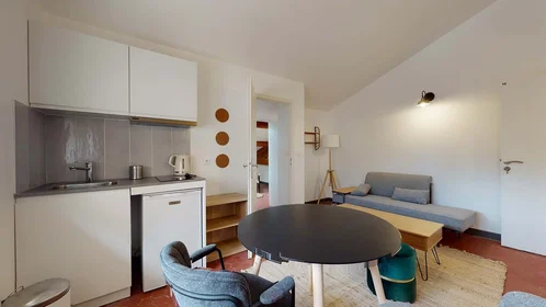 Logement entier à 1 Rue de la Clinique, 13004 Marseille, France, image 2 de 26