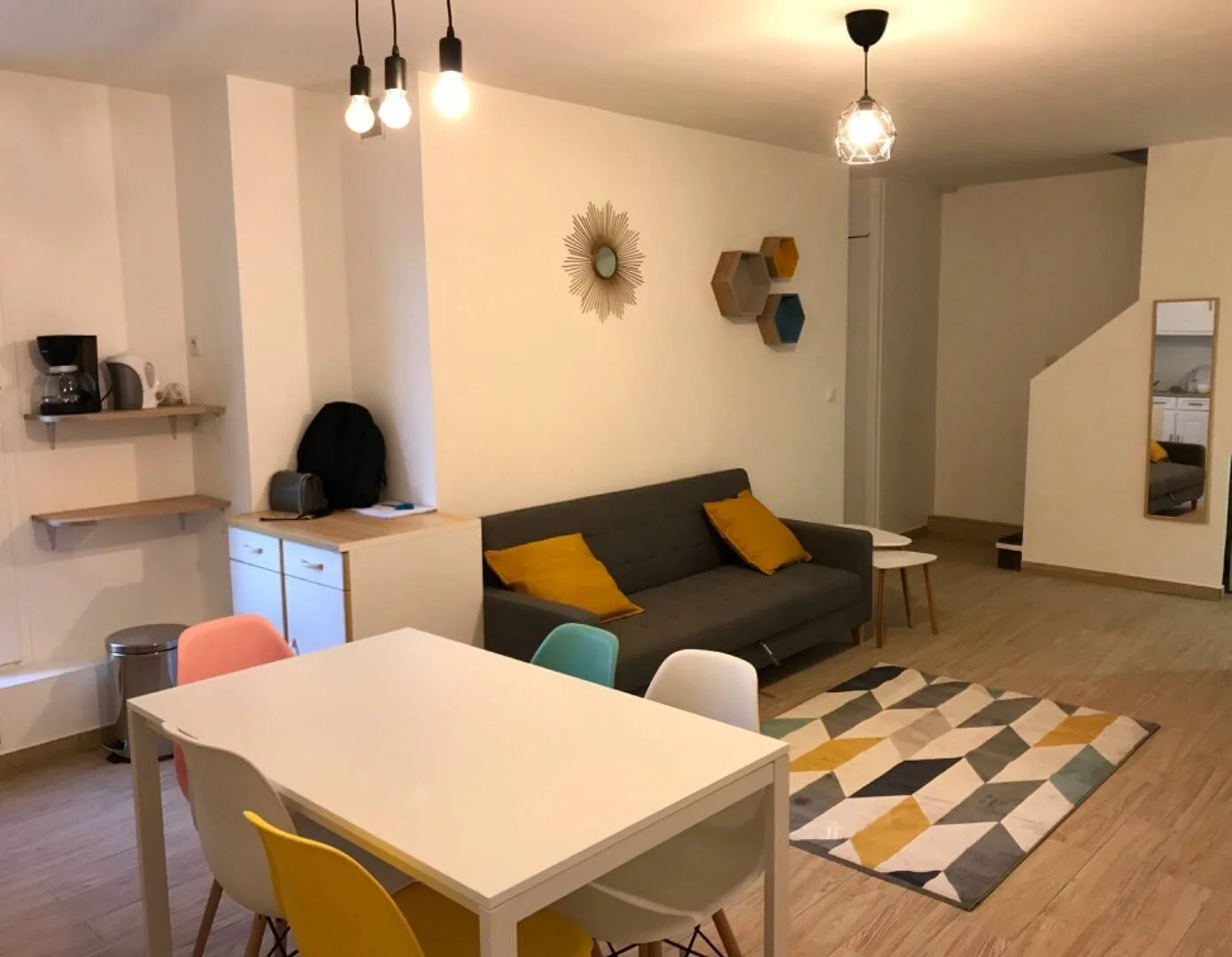 Studentenzimmer in  mit Arbeitsbereich und Gemeinschaftseinrichtungen