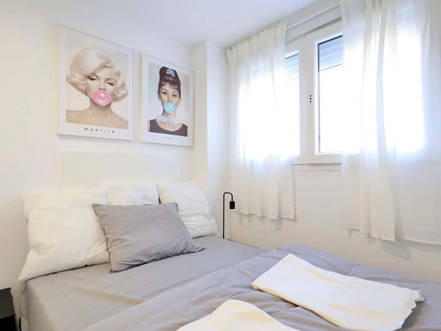 Habitación estudiantil funcional perfecta para estudiar en 