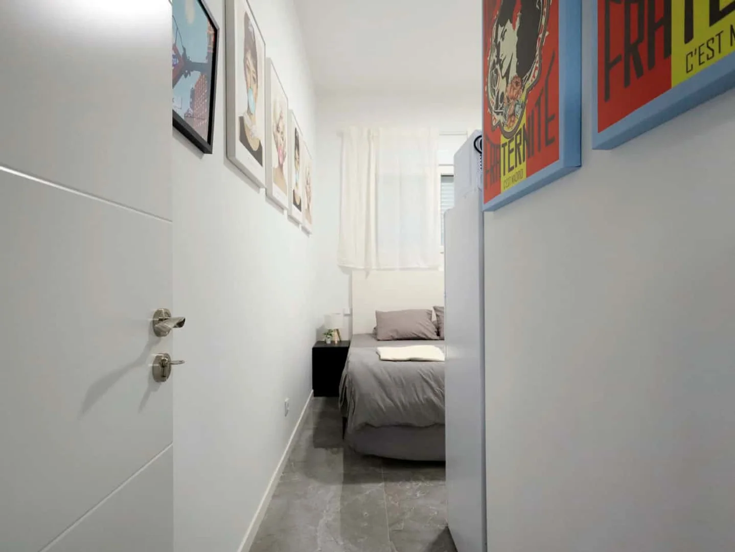 Habitación estudiantil funcional perfecta para estudiar en 