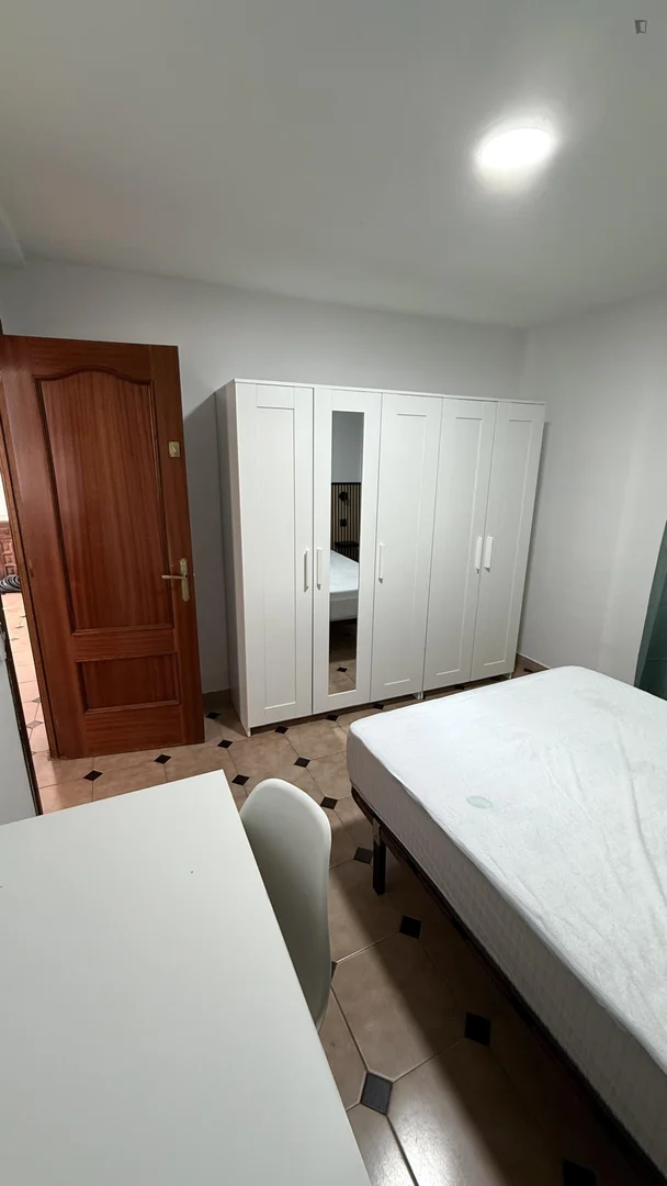 Chambre abordable pour les étudiants avec un bon éclairage dans 