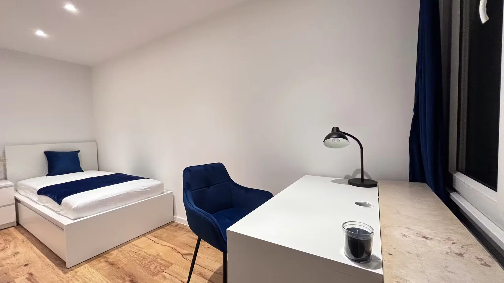 Comfortable and spacious student room in 