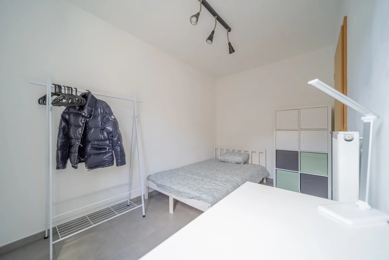 Chambre abordable pour les étudiants avec un bon éclairage dans 