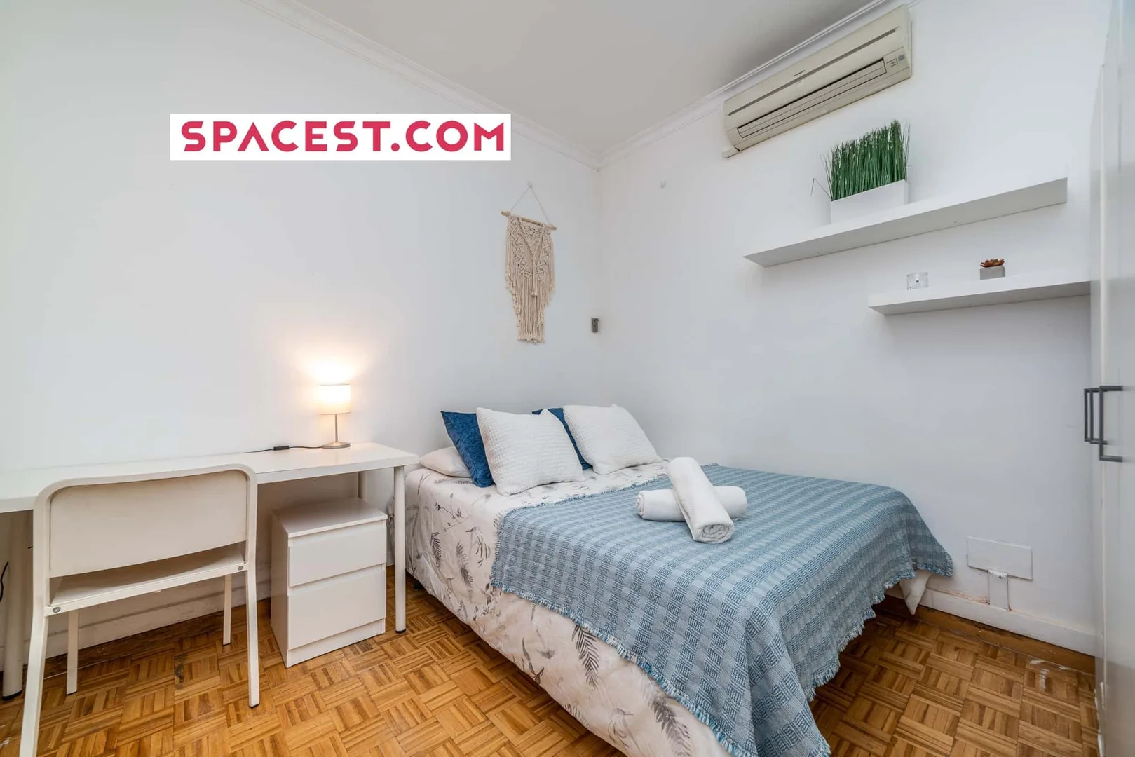 Habitación estudiantil luminosa y aireada con fácil acceso a la universidad en 