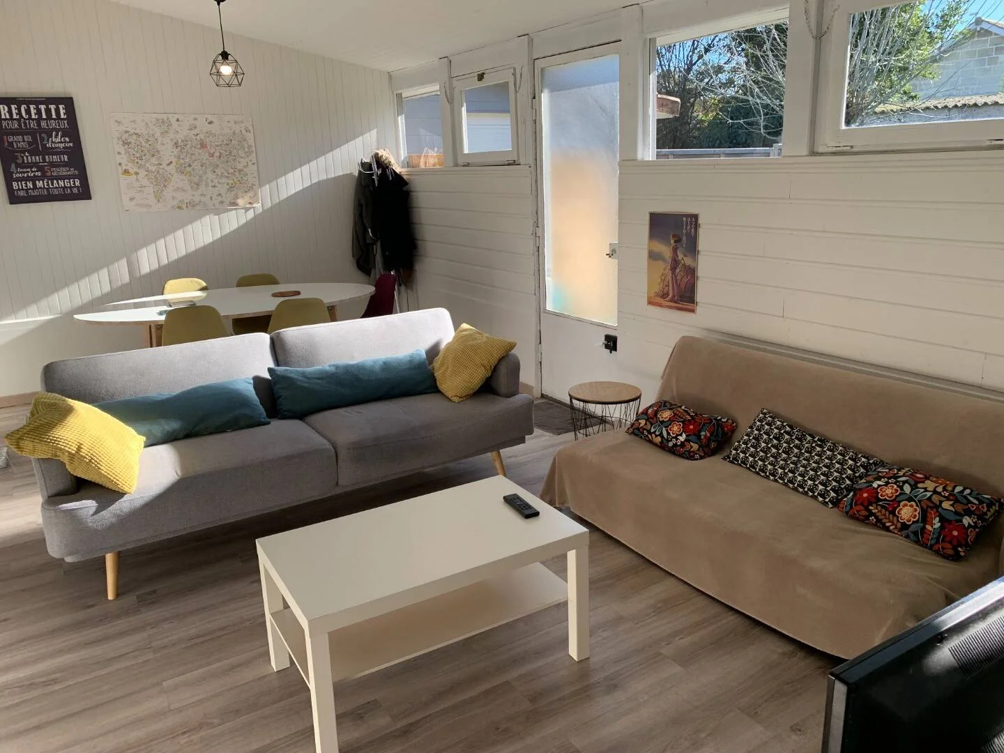 Quarto acessível para estudantes com iluminação ampla em 