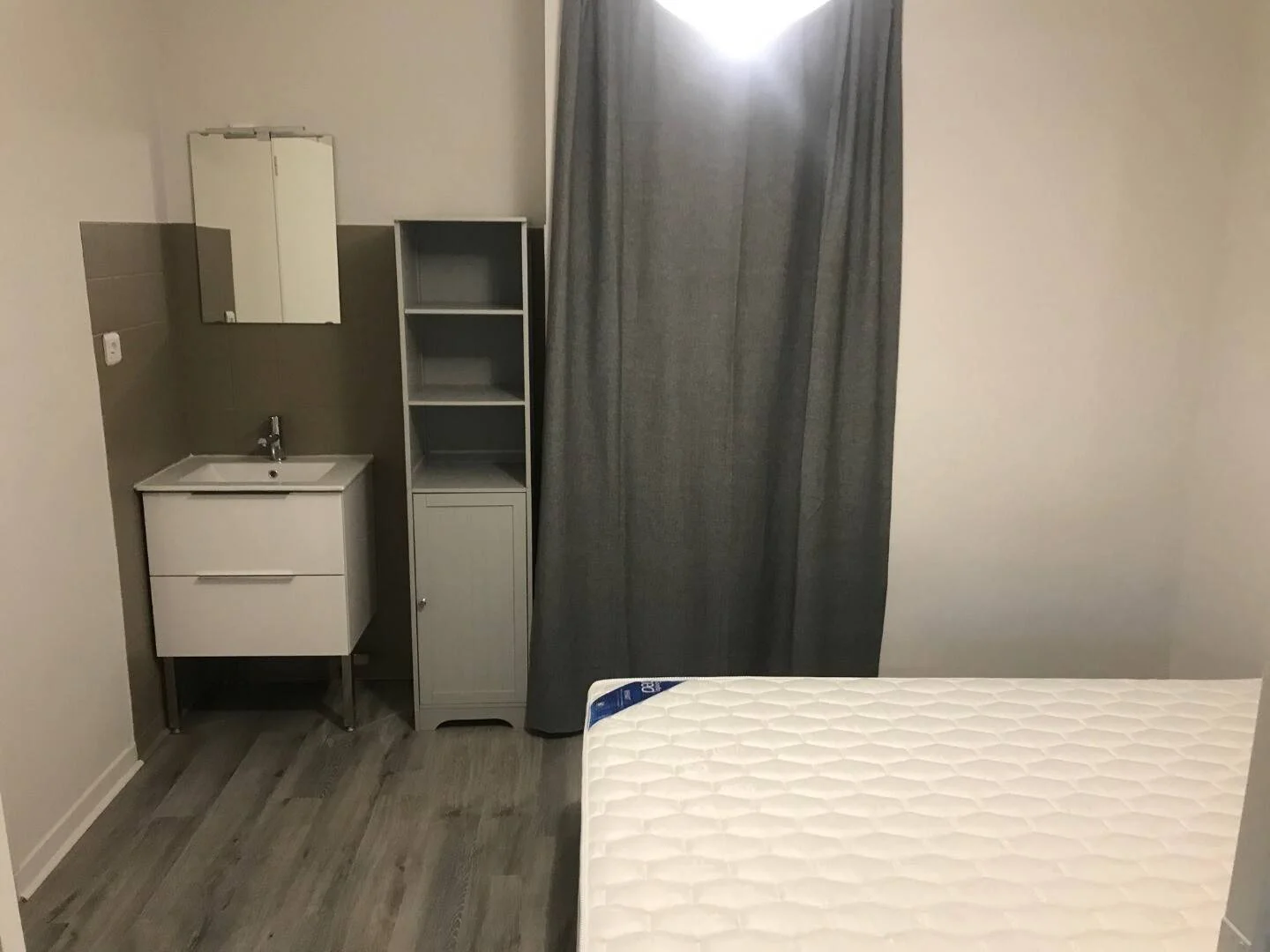 Quarto de estudante em  com área de estudo e instalações partilhadas