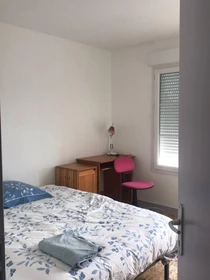 Cheap private room in La-rochelle