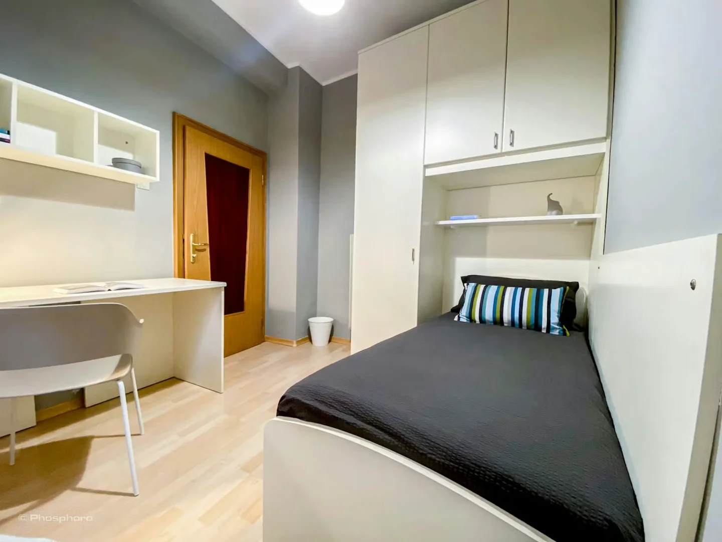 Studentenzimmer in  mit Arbeitsbereich und Gemeinschaftseinrichtungen